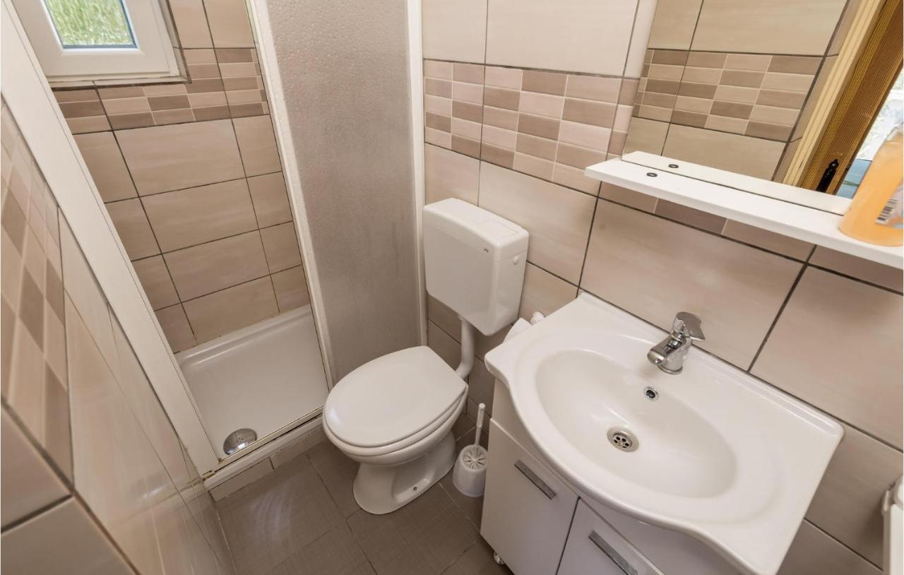 1 Bedroom Amazing Apartment In Kampor Luaran gambar
