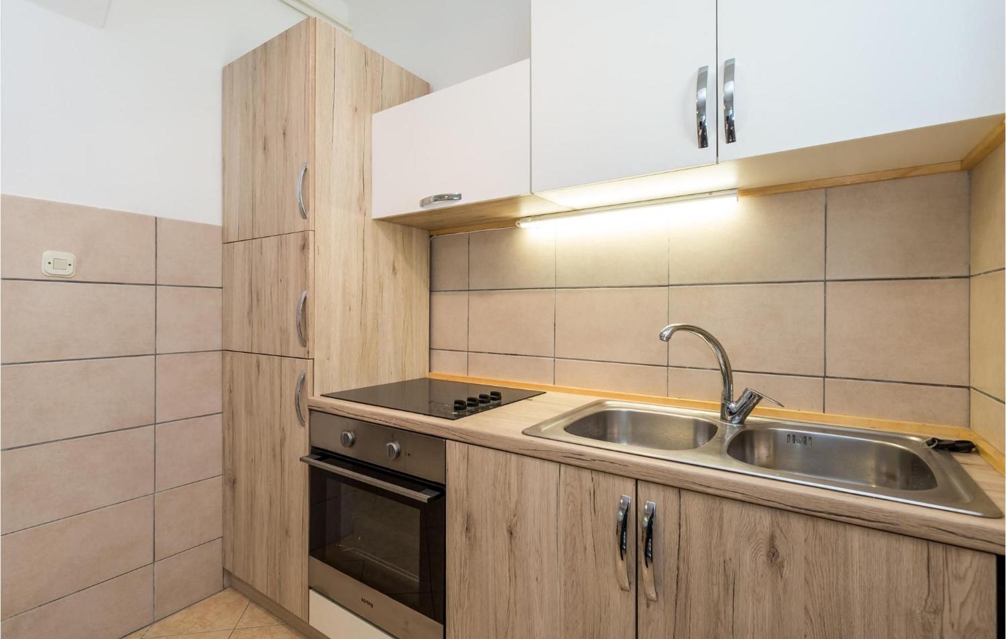 1 Bedroom Amazing Apartment In Kampor Luaran gambar