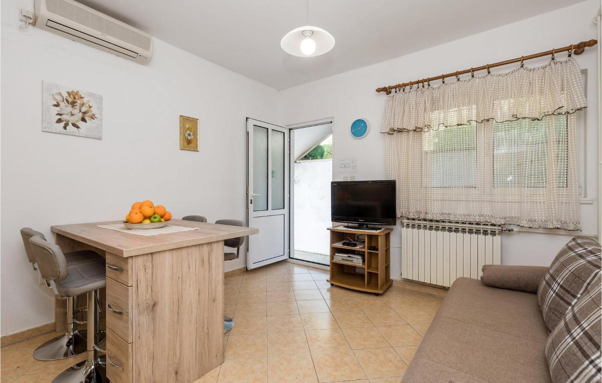 1 Bedroom Amazing Apartment In Kampor Luaran gambar