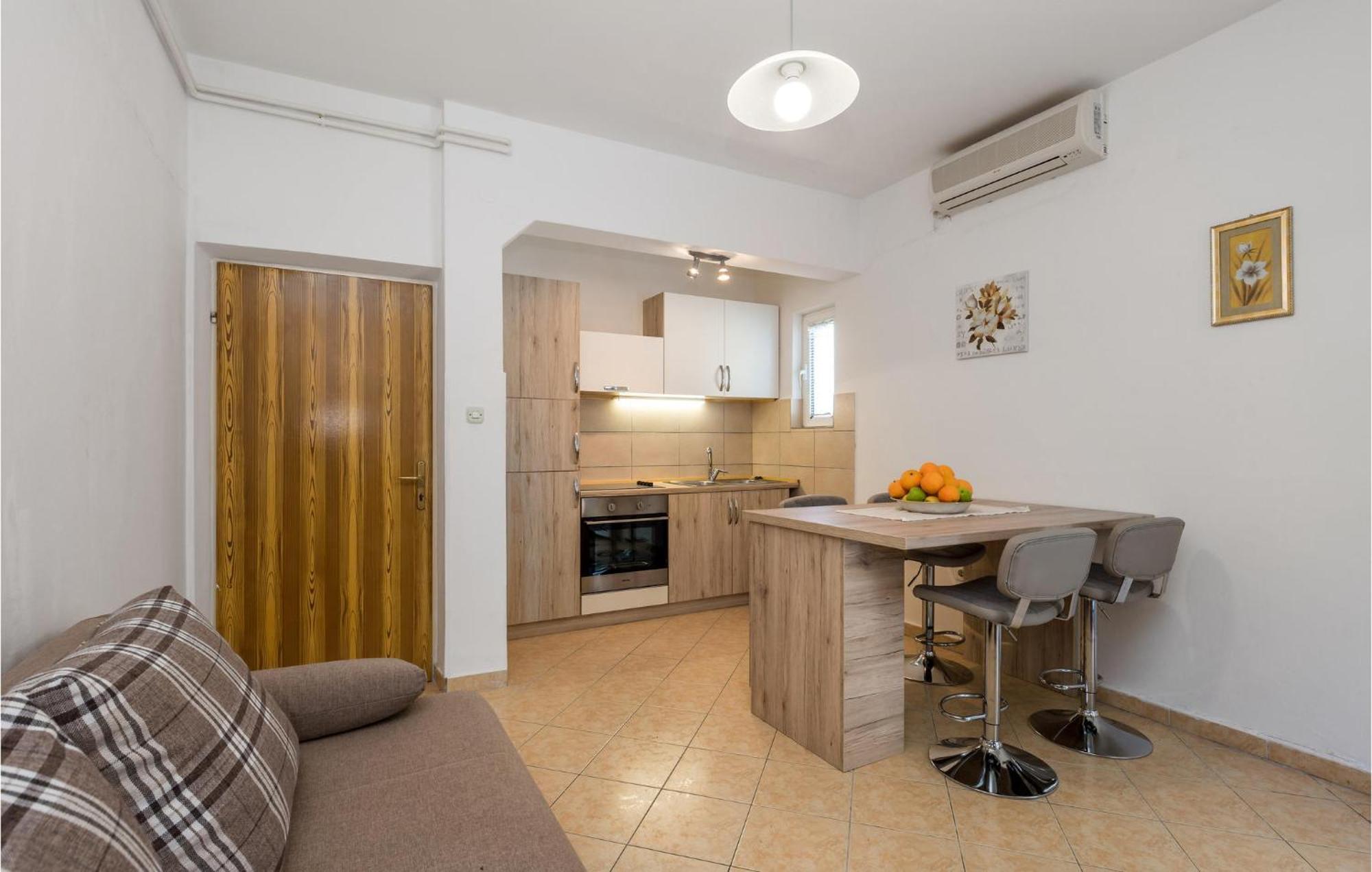 1 Bedroom Amazing Apartment In Kampor Luaran gambar