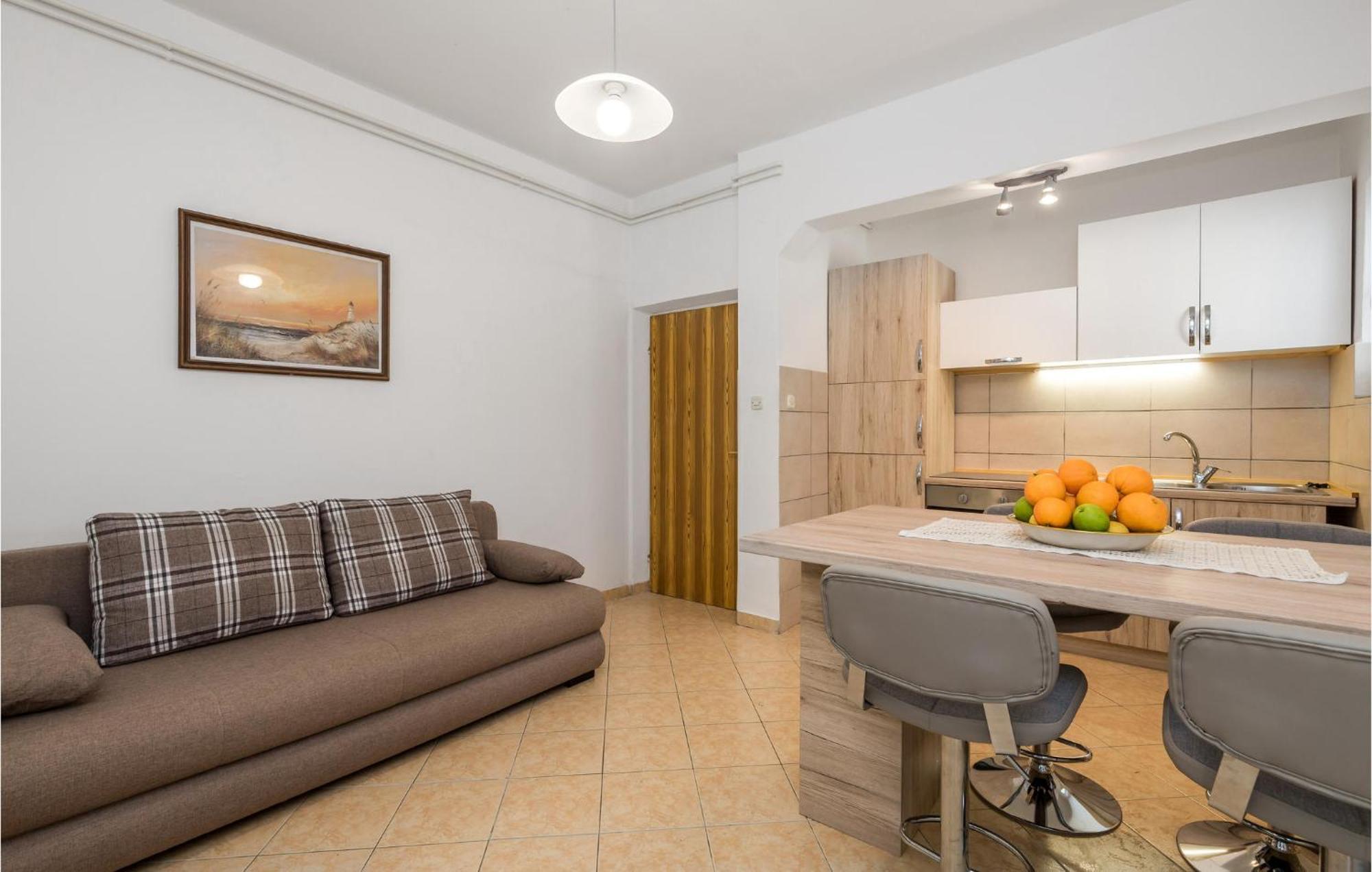 1 Bedroom Amazing Apartment In Kampor Luaran gambar