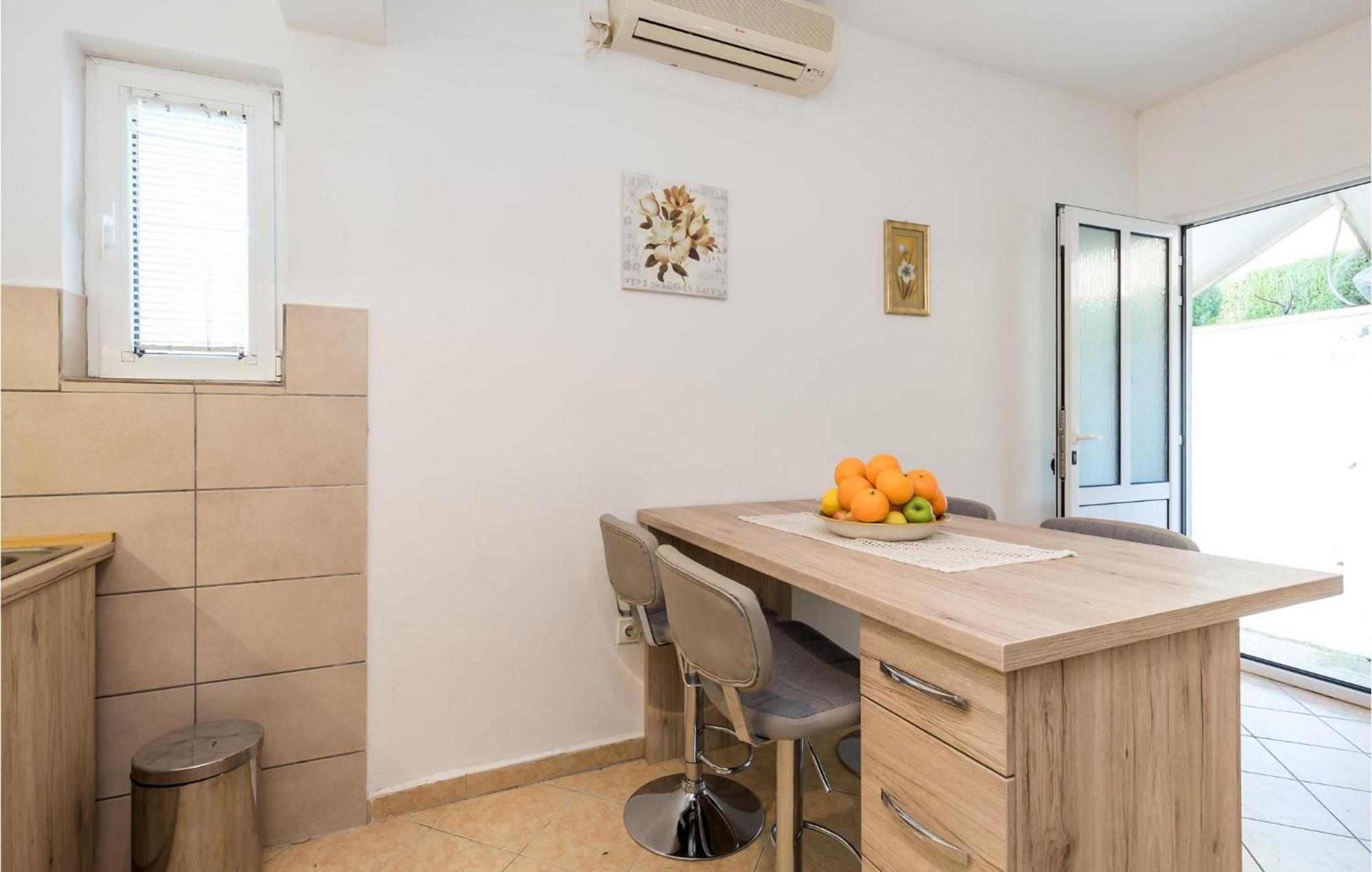 1 Bedroom Amazing Apartment In Kampor Luaran gambar