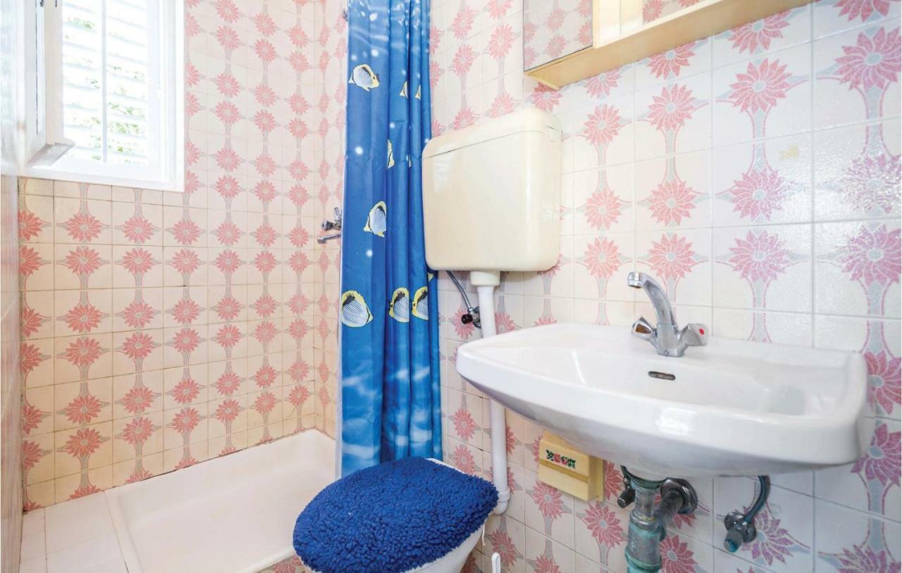 1 Bedroom Amazing Apartment In Kampor Luaran gambar